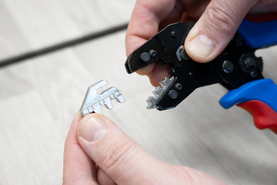 Miniatuur van Weicon krimptang MULTI 3-in-1 voor MC4 geisoleerde adereindschoen en kabelschoenen (51000700)