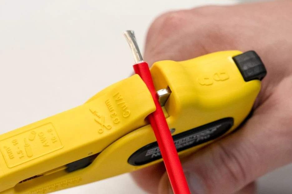 Hoe een draad strippen met een (automatische) striptang?