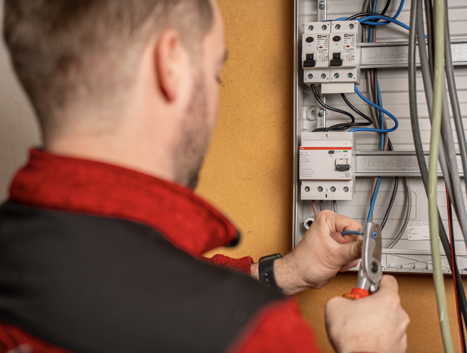 Elektriciteit zelf leggen: het ultieme stappenplan