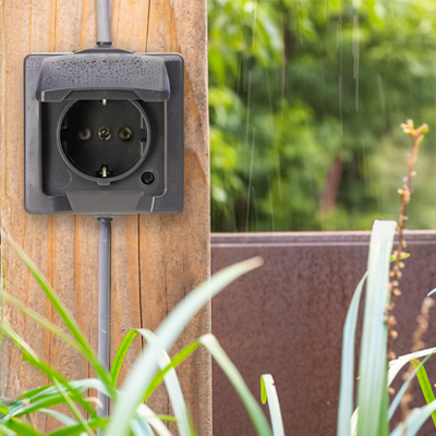 Hoe sluit je een opbouw stopcontact aan?