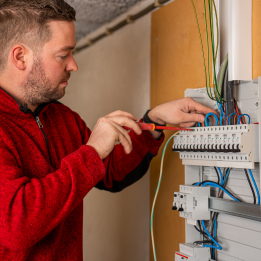 Hoe sluit je een differentieelschakelaar aan?