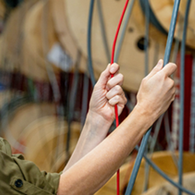 Welke elektriciteitskabel plaats je tussen zonnepanelen, omvormer en zekeringkast?