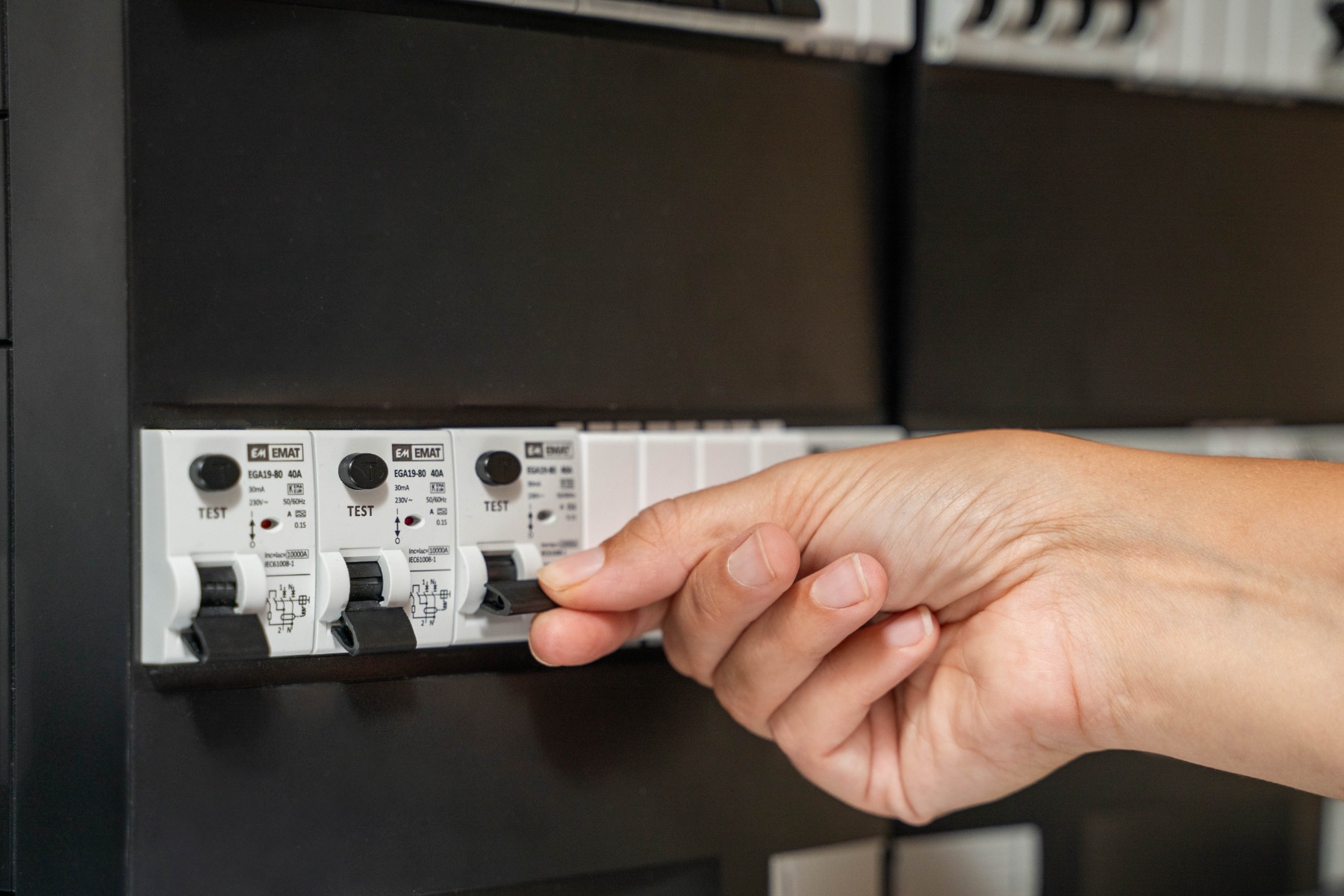 Wie mag elektriciteitsinstallaties keuren in België?
